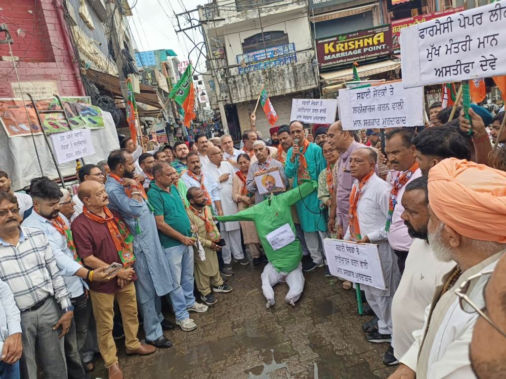 सतीश बावा के नेतृत्व में भाजपा का मान सरकार के खिलाफ जबरदस्त पुतला फूंक प्रदर्शन